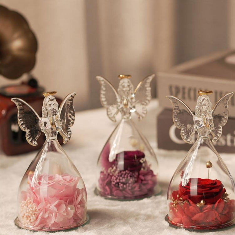 Glazen engel bewaard bloemcadeau